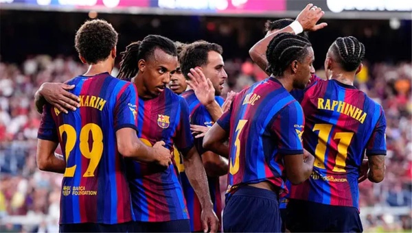 صحف إنجلترا تؤكد مفاوضات مانشستر يونايتد لضم لاعب برشلونة وقيمة الصفقة صحف إنجلترا تؤكد مفاوضات مانشستر يونايتد لضم لاعب برشلونة وقيمة الصفقة