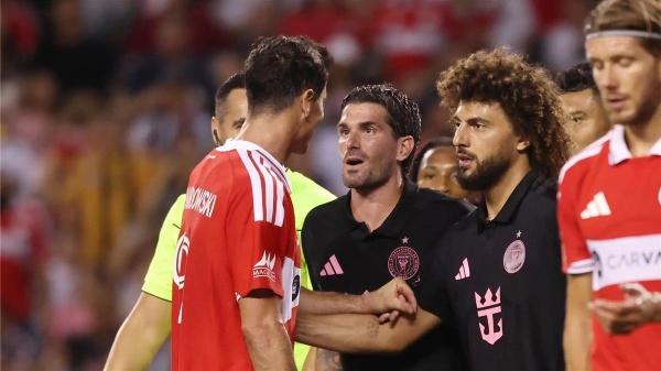 فيديو دي بول يوجه كلمات صادمة إلى ليفاندوفسكي من تظن نفسك أيها الأحمق