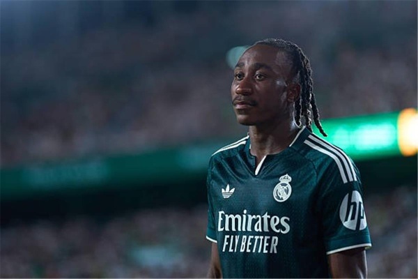 موقف يان ديوماندي من المشاركة أمام أتلتيكو مدريد في ديربي الدوري الإسباني