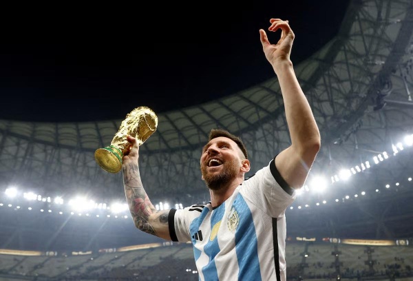 رئيس إنتر ميلان السابق قدمت عرض ا بنصف مليار يورو لضم ميسي وهكذا رد