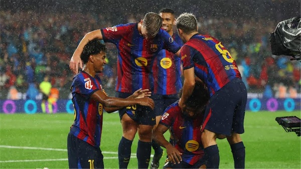 رجل مباراة برشلونة وراسينج سانتاندير في الدوري الإسباني رجل مباراة برشلونة وراسينج سانتاندير في الدوري الإسباني
