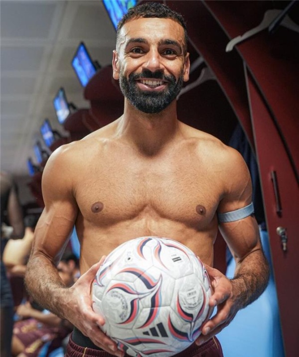 فابينيو محمد صلاح رجل المباريات الكبيرة واعتدت على ذلك منه فابينيو محمد صلاح رجل المباريات الكبيرة واعتدت على ذلك منه
