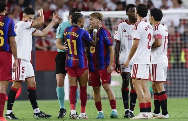 لاعب برشلونة يغادر مصاب ا أمام إشبيلية لاعب برشلونة يغادر مصاب ا أمام إشبيلية