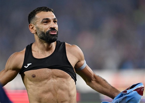 فيديو مشجعة لـ ليفربول تسافر إلى تركيا لدعم محمد صلاح أمام جالطة سراي