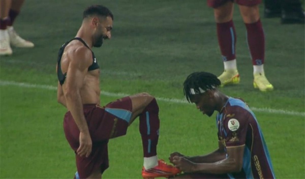 ما زال ملك العالم شبكات ليفربول الجماهيرية تحتفي بهاتريك محمد صلاح أمام جالطة سراي