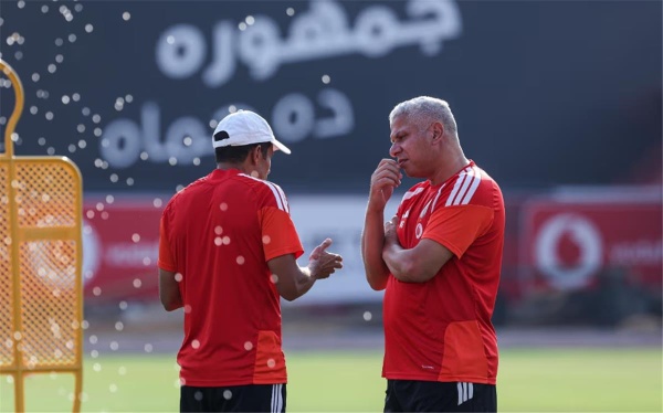 وائل جمعة يجتمع مع الحسين عموتة في مران الأهلي وائل جمعة يجتمع مع الحسين عموتة في مران الأهلي