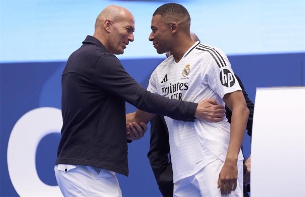 تقارير زيدان تواصل مع مبابي لتغيير مركزه مع منتخب فرنسا