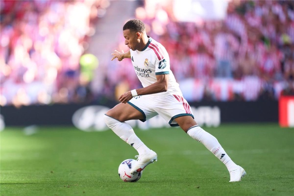 لاعب فرنسا السابق يفتح النار على مبابي فوزه بالكرة الذهبية سيكون مهزلة لاعب فرنسا السابق يفتح النار على مبابي فوزه بالكرة الذهبية سيكون مهزلة