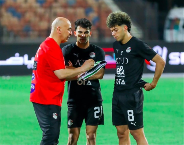بعد أزمة الشناوي ومحمد صلاح الأهلي يجهز طلب ا لاتحاد الكرة بشأن لاعبيه في معسكر منتخب مصر