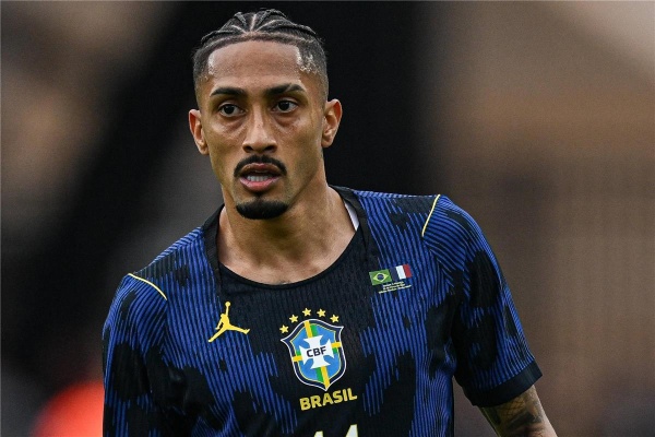 رافينها يثير قلق برشلونة في مباراة البرازيل وأستراليا