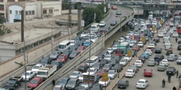 النشرة المرورية كثافات متوسطة للسيارات بمحاور القاهرة والجيزة