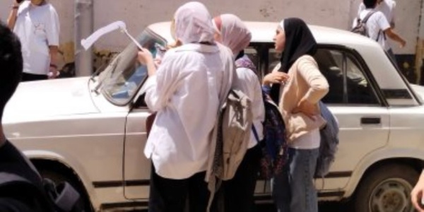 بعد بدء اللجان صفحات الغش تنشر أسئلة امتحان العربى لطلبة الشهادة الإعدادية بالجيزة