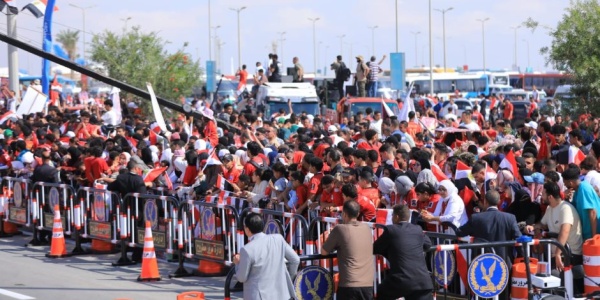 احتشاد الجماهير في مطار العلمين لاستقبال بعثة منتخب مصر بث مباشر