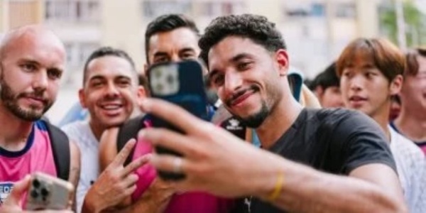 أول ظهور له مع بعثة السيتيزنز مرموش يخطف الأنظار في جولة مانشستر سيتي الآسيوية بصور تذكارية مع الجماهير