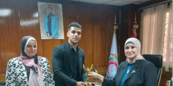 نقيب التمريض تكرم علي محمد وتمنحه أوسكار النقابة بعد مساعدته مريضا مسنا على أداء الصلاة