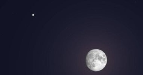 لماذا قد س بعض العرب القمر حين صار ضوء الليل صديق الصحراء لماذا قد س بعض العرب القمر حين صار ضوء الليل صديق الصحراء