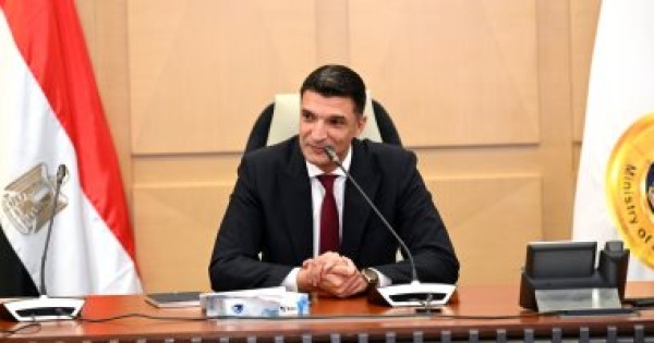 وزير الصناعة تعديل المجمعة العشرية لتسهيل التراخيص الصناعية بالتعاون مع وزارة الإسكان