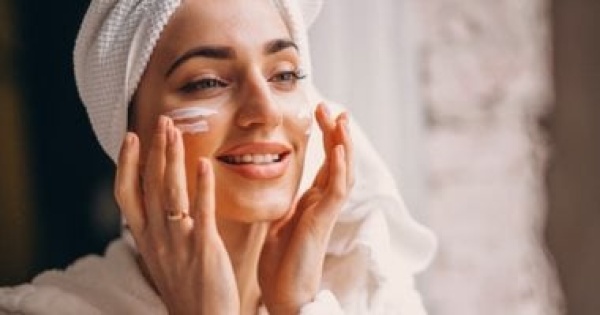 ترتيب خطوات العناية بالبشرة صباحا ومساء متى نستخدم السيروم والمرطب