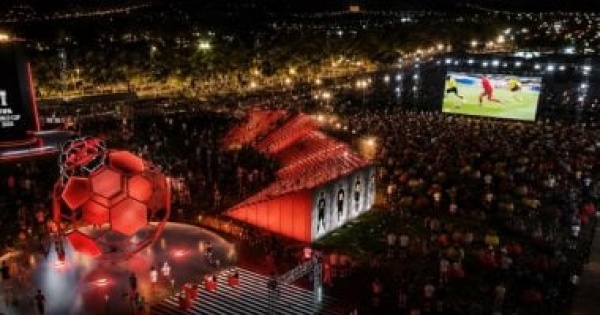 شاهد شاب يوثق متابعة مباريات كأس العالم داخل fan zone بالعاصمة الجديدة