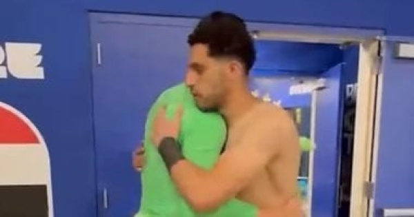الود و تبادل التيشيرتات بين نجوم منتخب مصر و بلجيكا بعد التعادل فى المونديال الود و تبادل التيشيرتات بين نجوم منتخب مصر و بلجيكا بعد التعادل فى المونديال