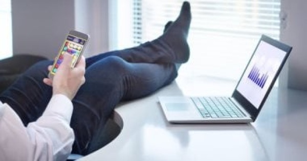 ليسوا كسالى كما نتهمهم 4 أسباب حقيقية وراء تمرد gen z على بيئة العمل ليسوا كسالى كما نتهمهم 4 أسباب حقيقية وراء تمرد gen z على بيئة العمل