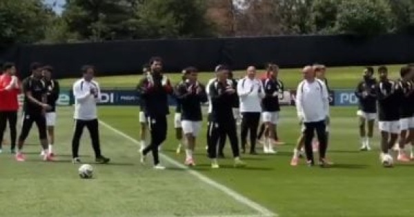 العميد وصلاح ولاعبي المنتخب يحيون الجماهير المصرية بملعب التدريب في أمريكا فيديو العميد وصلاح ولاعبي المنتخب يحيون الجماهير المصرية بملعب التدريب في أمريكا فيديو