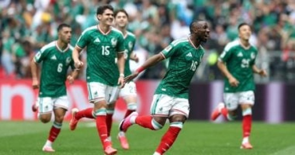 المكسيك تتقدم على جنوب أفريقيا بهدف في الشوط الأول بافتتاح كأس العالم فيديو وصور المكسيك تتقدم على جنوب أفريقيا بهدف في الشوط الأول بافتتاح كأس العالم فيديو وصور
