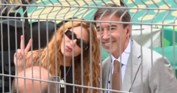 ما فوتش الفرصة مراسل يترك البث التليفزيوني ليلتقط صورة مع شاكيرا فيديو ما فوتش الفرصة مراسل يترك البث التليفزيوني ليلتقط صورة مع شاكيرا فيديو