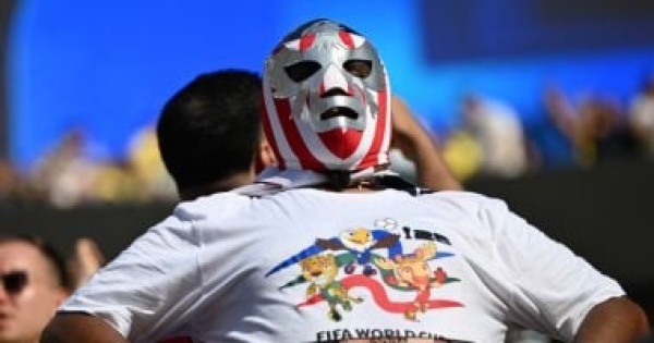 أبرز وأغرب إطلالات مشجعى كأس العالم 2026 من ريش الطيور للشعر الأحمر