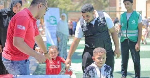 الجارحي عضو التحالف الوطني ت وزع 300 تيشرت لمنتخب مصر على الأطفال بمراكز الشباب بالجيزة صور