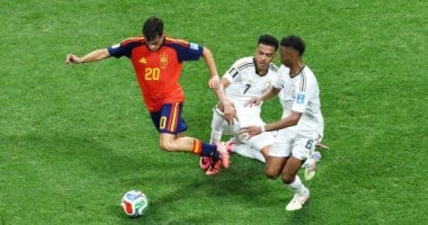 السعودية تواجه الرأس الأخضر وتنتظر هدية إسبانيا للبقاء في كأس العالم