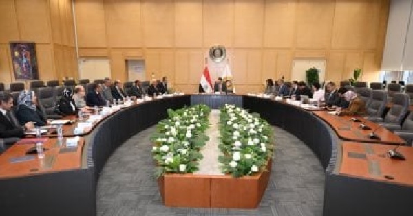 وزارة الصناعة تجتمع مع شركات السكر لبحث تحديات القطاع والحلول المقترحة وزارة الصناعة تجتمع مع شركات السكر لبحث تحديات القطاع والحلول المقترحة