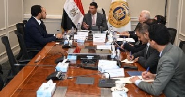 وزارة الصناعة تركيب محطات طاقة شمسية على أسطح نحو 7000 مصنع بإجمالى قدرة 1000 ميجاوات وزارة الصناعة تركيب محطات طاقة شمسية على أسطح نحو 7000 مصنع بإجمالى قدرة 1000 ميجاوات