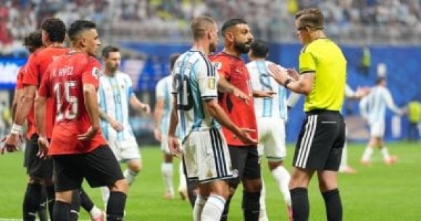 محاباة التحكيم للأرجنتين غضب عائلات لاعبى منتخب إسبانيا بسبب ظلم الفراعنة