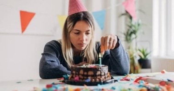 عيد ميلادك قرب وحزين ومش عارف السبب اعرف أعراض وعلاج اكتئاب عيد الميلاد عيد ميلادك قرب وحزين ومش عارف السبب اعرف أعراض وعلاج اكتئاب عيد الميلاد