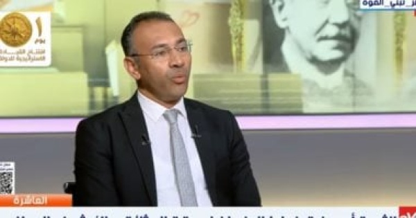 ناقد أدبى لـ العاشرة 30 يونيو مثلت لحظة حاسمة للحفاظ على الهوية المصرية ناقد أدبى لـ العاشرة 30 يونيو مثلت لحظة حاسمة للحفاظ على الهوية المصرية