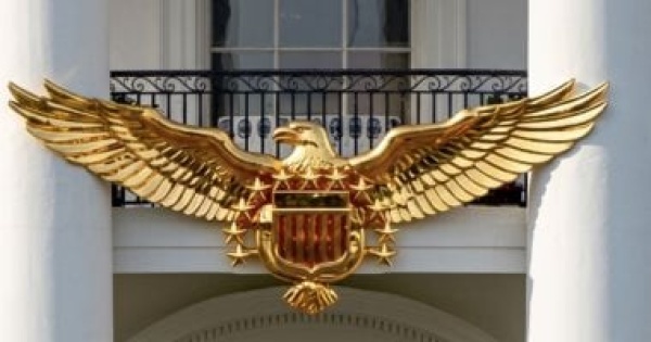 ترامب يثير الجدل بصور مزيفة من الذكاء الاصطناعى للبيت الأبيض ترامب يثير الجدل بصور مزيفة من الذكاء الاصطناعى للبيت الأبيض