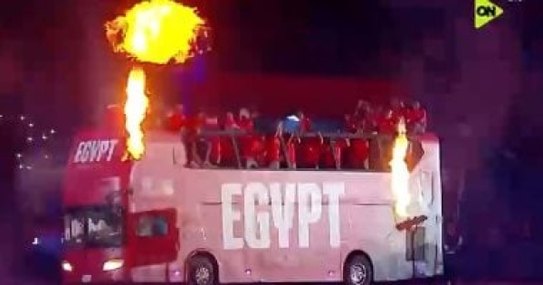 حافلة المنتخب تجوب ستاد القاهرة في ليلة 100 مليون شكرا فيديو حافلة المنتخب تجوب ستاد القاهرة في ليلة 100 مليون شكرا فيديو