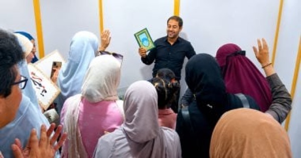 اختر هديتك الأزهر يجرى مسابقات لإثراء المعرفة بمعرض الإسكندرية للكتاب