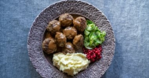 طريقة عمل كرات اللحمة السويدية لو مش عارفة تعملى إيه على الغدا النهاردة طريقة عمل كرات اللحمة السويدية لو مش عارفة تعملى إيه على الغدا النهاردة