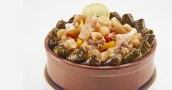 طريقة عمل طاجن ورق العنب بالكوارع طريقة عمل طاجن ورق العنب بالكوارع