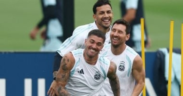 الأرجنتين تتحدى العاصفة وتواصل التدريبات قبل نهائى كأس العالم أمام إسبانيا الأرجنتين تتحدى العاصفة وتواصل التدريبات قبل نهائى كأس العالم أمام إسبانيا
