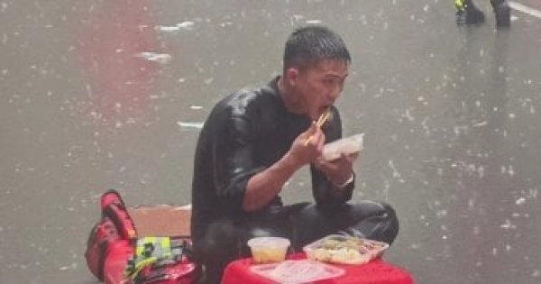 رجل إطفاء يتناول طعامه تحت المطر خلال إنقاذ ضحايا الفيضانات فى الصين رجل إطفاء يتناول طعامه تحت المطر خلال إنقاذ ضحايا الفيضانات فى الصين