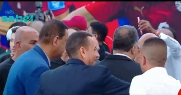 استقبال تاريخي يليق بإنجاز الفراعنة الجماهير تحتشد فى العلمين لتحية الأبطال استقبال تاريخي يليق بإنجاز الفراعنة الجماهير تحتشد فى العلمين لتحية الأبطال
