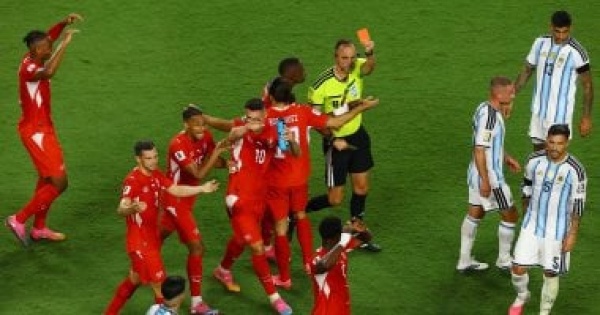 السويسرى بريل إمبولو ضحية قانون فيفا الجديد بعد طرده أمام الأرجنتين السويسرى بريل إمبولو ضحية قانون فيفا الجديد بعد طرده أمام الأرجنتين