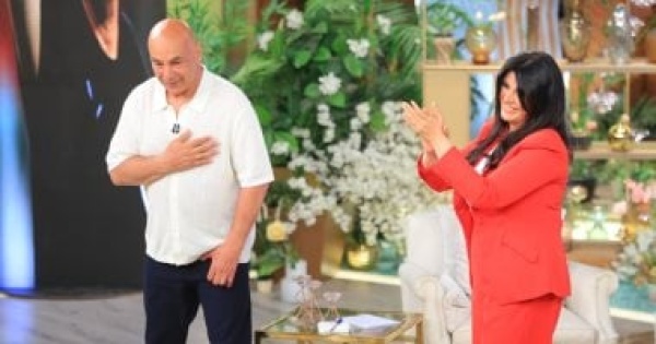 الليلادى عيد بنحبك يا عميد هتافات حماسية تستقبل حسام حسن في استوديو معكم الليلادى عيد بنحبك يا عميد هتافات حماسية تستقبل حسام حسن في استوديو معكم
