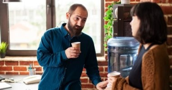 عشان تفك عقدة لسانك 10 حيل ذكية لفتح حوار مع أي شخص لأول مرة عشان تفك عقدة لسانك 10 حيل ذكية لفتح حوار مع أي شخص لأول مرة