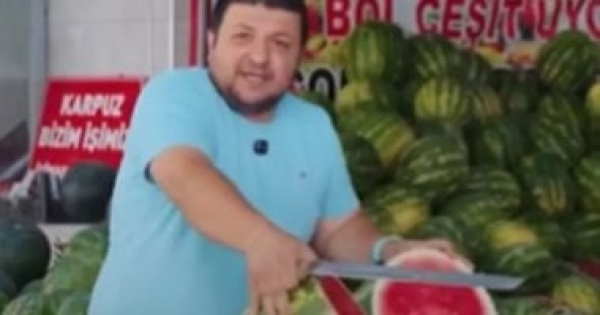 بائع تركى يتعهد بتوزيع نصف طن بطيخ مجانا عند إتمام صفقة محمد صلاح فيديو بائع تركى يتعهد بتوزيع نصف طن بطيخ مجانا عند إتمام صفقة محمد صلاح فيديو