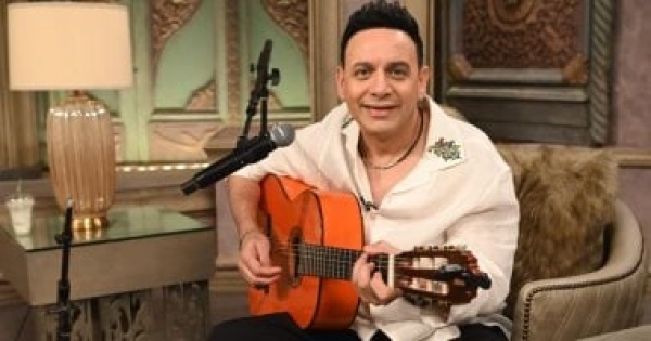 مصطفى قمر الجيتار رسم هويتي الفنية وكنت أحمله للجامعة