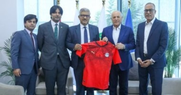 هاني أبو ريدة يستقبل السفير الباكستاني فى مصر